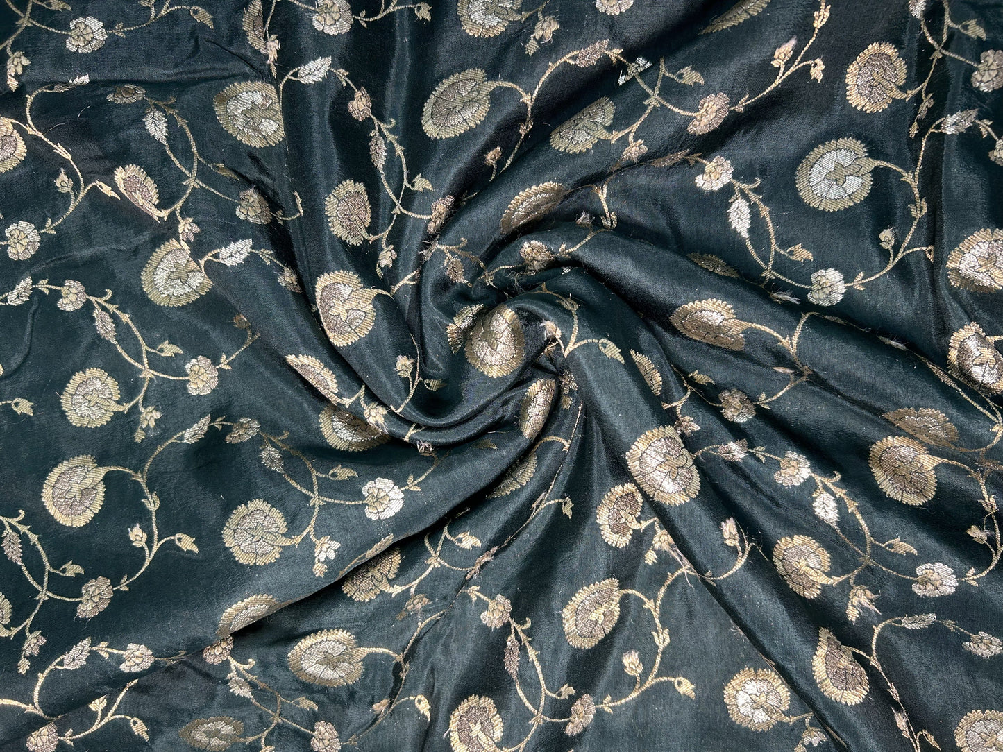 DUPION BANARASI SILVER-GOLD JAL
